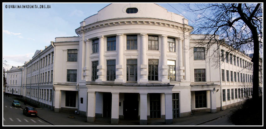 Головний корпус аграрного університету. У 19 столітті це була найбільша в Україні гімназія