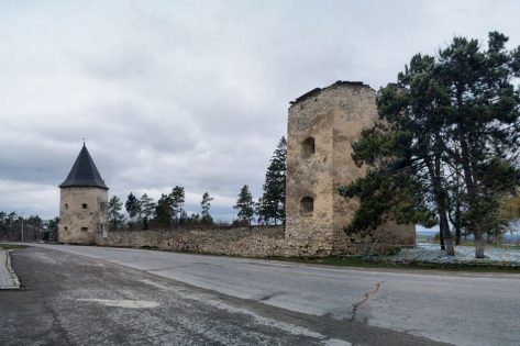 Кривче: замок Гольських і печера Кришталева