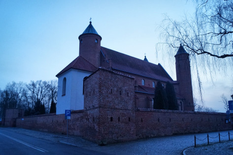 Польща. Брохув Brochów. Церква-замок, в якій хрестили Шопена.