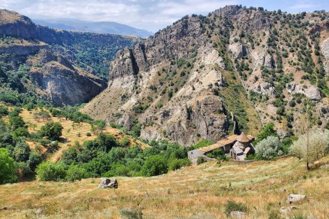 Вірменія. Гндеванк. Монастир та базальтові стовпи