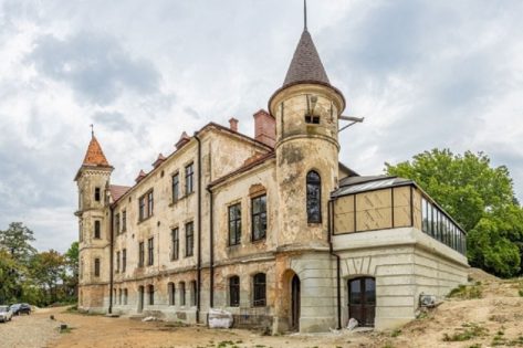 В селі Підгірці на Львівщіні три родини викупили палац та активно реставрують його