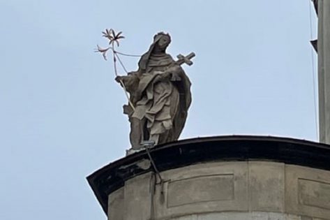 На Домініканському соборі у Львові відреставрували дві скульптури