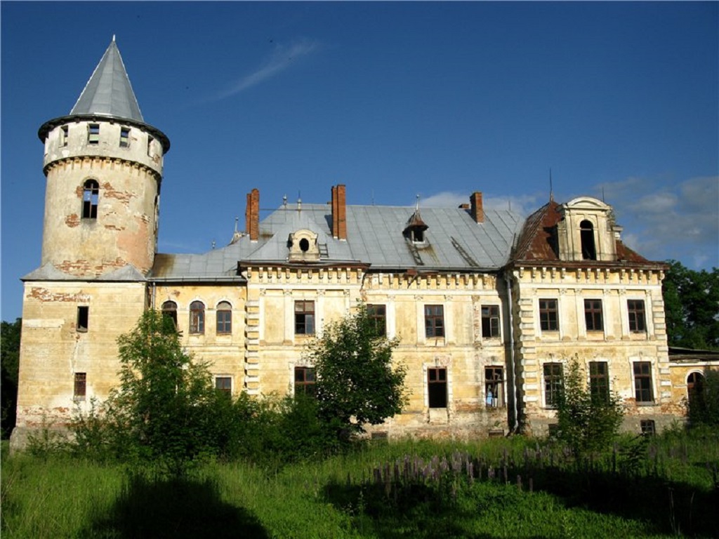 На Прикарпатті занепадає унікальна пам'ятка - палац Реїв, а його власник живе за кордоном ФОТО