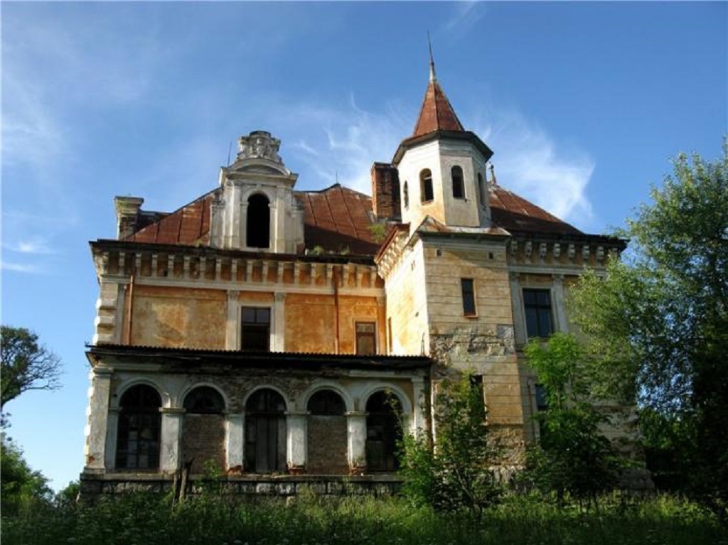 На Прикарпатті занепадає унікальна пам'ятка - палац Реїв, а його власник живе за кордоном ФОТО