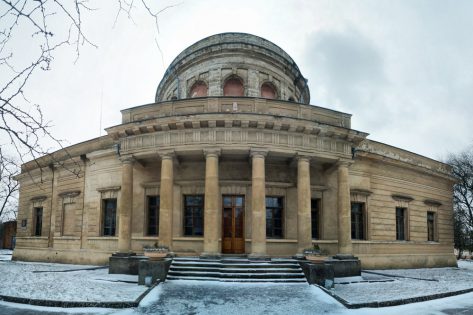 Старовинні астрономічні обсерваторії: Миколаївська, Одеська, Київська та Кримська.