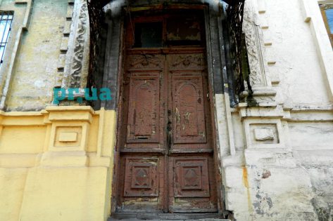 На історичному будинку в Маріуполі вслід за дверима відновлять й фасад