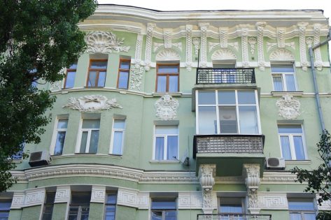 В Києві хочуть заборонити кондиціонери та балкони на історичних будинках