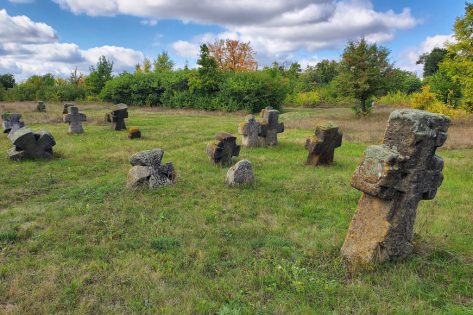 Старовинні цвинтарі України із кам’яними козацькими та давньоукраїнськими хрестами
