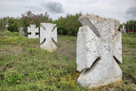 Адамівка. Козацький цвинтар, трьохсотлітня груша та руїни вітряка