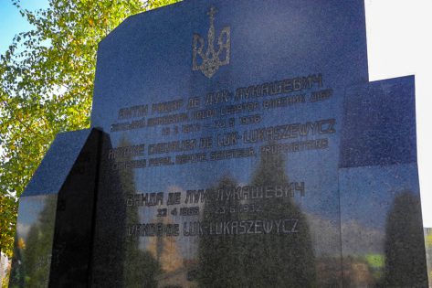 У Чернівцях відреставрують могилу із Тризубом, який пережив радянську владу