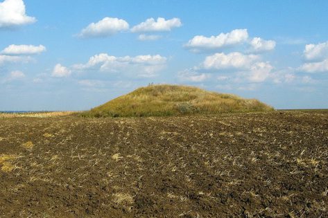 На Хмельниччині прокурори врятували від розорювання аграріями давні кургани