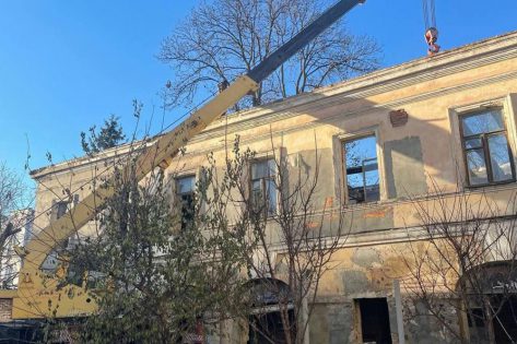 Келії Братського монастиря у Києві потрапили у центр скандалу.