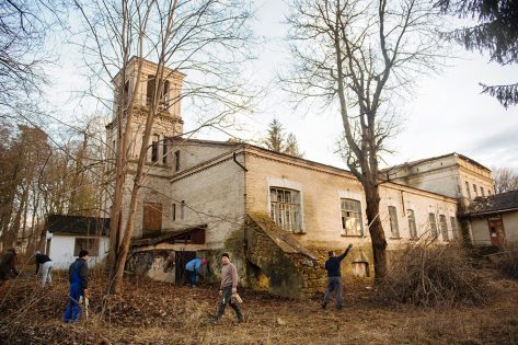 Волонтери провели толоку в палаці Щеньовських (фотозвіт)