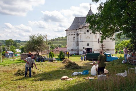 Біля знаменитої церкви-замку в Сутківцях відбулася волонтерська толока (фоторепортаж)