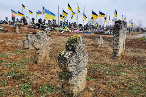 На Одещині старі козацькі могили охороняють поховання сучасних захисників України