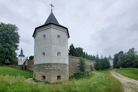 Крехів. Монастир, церква та недобудований костел