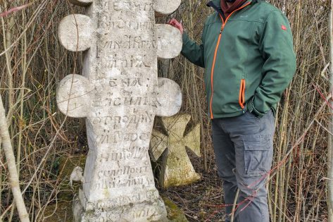 Отроків. Старовинний український некрополь