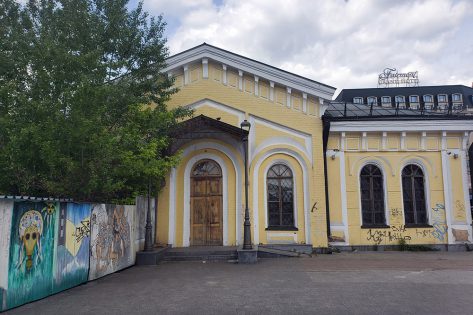 На території Поштової станції в Києві виявили таємничих “опікунів”