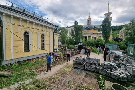 Волонтери навели лад біля знаменитої будівлі поштово-диліжансної станції на Подолі (фоторепортаж)