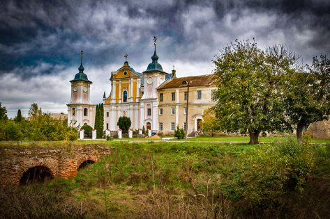 В Ізяславі в костелі XVIII століття проводять ремонтно-консерваційні роботи