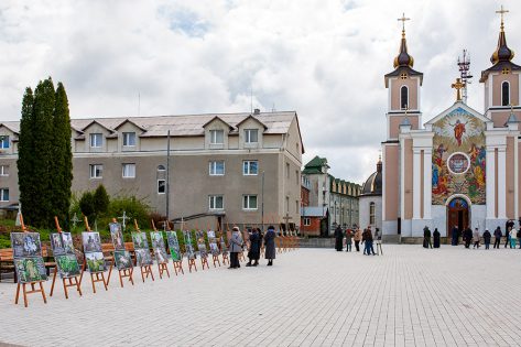 На Хмельниччині відкрилася фотовиставка присвячена давнім цвинтарям регіону