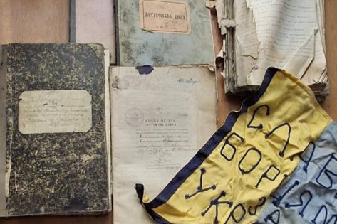 У церковному тайнику на Волині знайшли український прапор та давні метричні книги