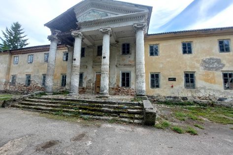 В Лісоводах обвалилася частина портику палацу Раціборовських-Журовських