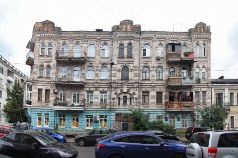 Братська 13, – жіночі голівки, арка та меандр Братська 13, – жіночі голівки, арка та меандр