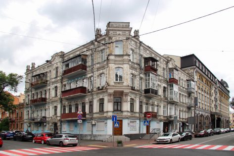 Братська, 15 – класицизм і московщина Братська, 15 – класицизм і московщина