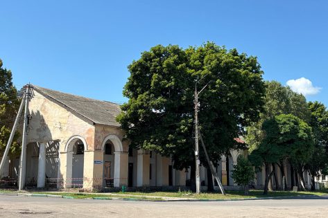 Чугуєві консервують пошкоджені ударами росіянців Торгові ряди