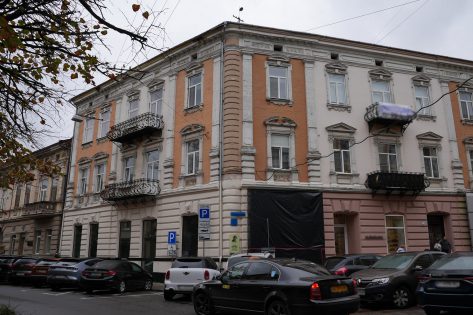 «Скляне непорозуміння» у Франківську: підприємець спотворив пам’ятку архітектури