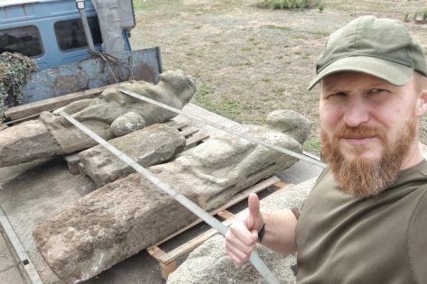 Волонтери і військові евакуювали з прифронтової зони чергову групу половецьких баб