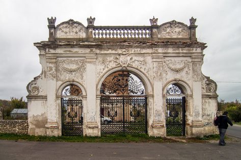 Прокуратура вимагає захистити браму маєтку Баворовських у селі Острів Прокуратура вимагає захистити браму маєтку Баворовських у селі Острів