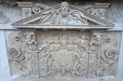 В Олеському замку завершено реставрацію гербового картуша над головною брамою