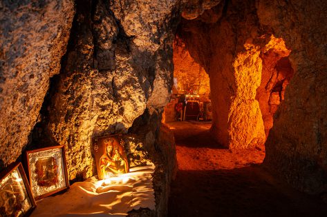 Світло в підземеллі: фокус на печеру Свято-Троїцького монастиря