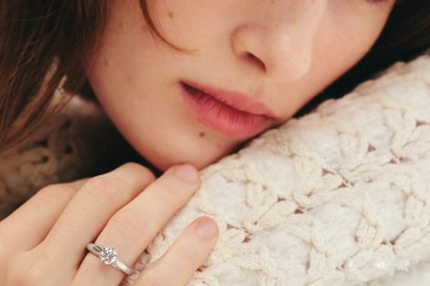 Біле, жовте чи рожеве? Як колір золота впливає на сяйво діаманта?