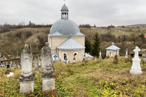 Село Броварі та толерантний цвинтар