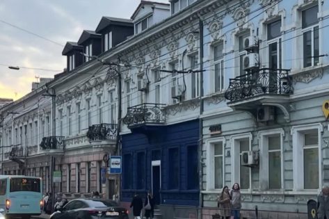 Тернопіль. Скандал на Руській: історичну будівлю пофарбували у синій