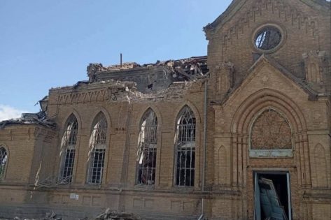 Мирне Поле під російськими бомбами: знищено давню кірху