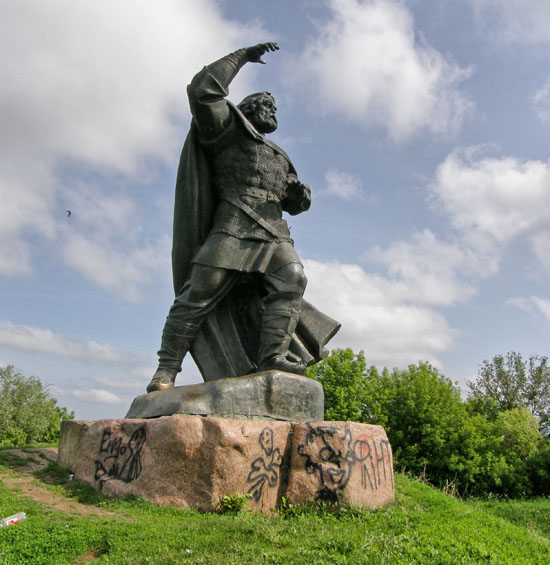 Новгород-Северский. Памятник